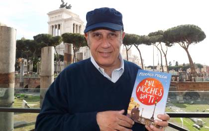El escritor italiano Federico Moccia, conocido por sus novelas amorosas para jóvenes, con un ejemplar de su último libro. / EFE