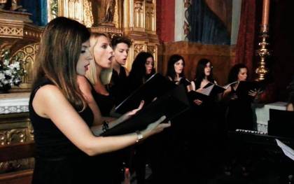 En la foto, el coro de voces blancas Lux Aeterna, que participará en el concierto de esta noche en Los Palacios y Villafranca. 