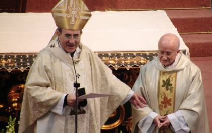 El arzobispo de Sevilla con Manuel Pizarro en el acto de este sábado.