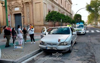 Momento en el que la Policía Local de Sevilla detiene al vehículo con 8 pasajeros en Nervión. Emergencias Sevilla