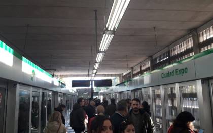 El primer parcial en el Metro de Sevilla se ha traducido en aglomeraciones de viajeros./ Manuel Ibáñez