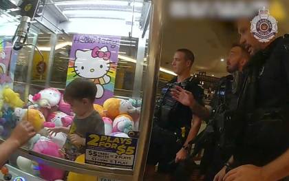 La policía de Australia publicó este jueves un vídeo con el rescate de un niño de tres años que se había quedado atrapado dentro de una máquina.
