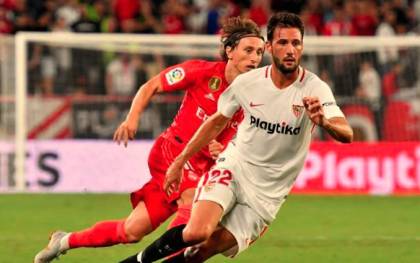 Franco Vázquez y Modric disputan un balón durante el Sevilla-Rea Madrid de la pasada temporada. / EFE