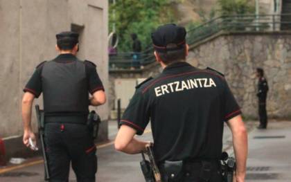 Dos agentes de la Ertzaintza en una foto de archivo. / EFE