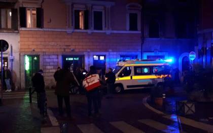 Oficiales de policía y personal médico acuden al lugar de la pelea en el centro de Roma. / EFE