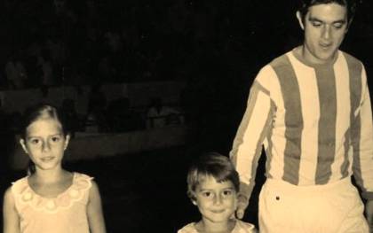 Francisco Grau, acompañado por sus hijas, la noche de su homenaje en el estadio Benito Villamarín el 2 septiembre de 1969. / RBB