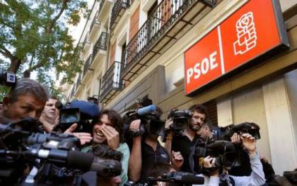 Periodistas en la sede del PSOE, en Ferraz. / EFE