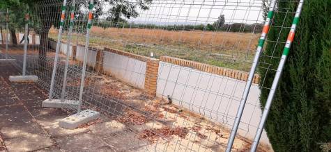 El Ayuntamiento de Brenes reconstruye el muro del CEIP Miguel Hernández, caído desde octubre