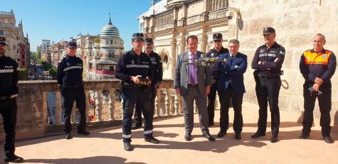 Drones con cámaras térmicas y megafonía para vigilar la Semana Santa de Sevilla
