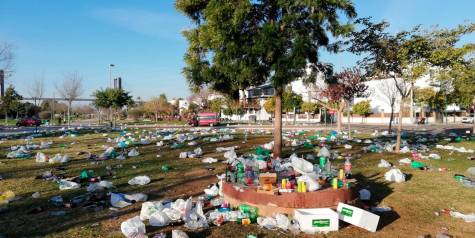 «Panorama dantesco» tras una multitudinaria botellona en el Parque Guadaíra