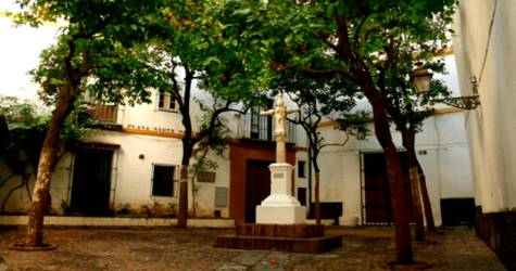Simbología de las cruces callejeras en Sevilla