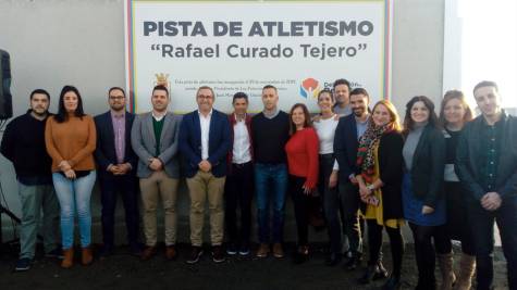 Rafael Curado Tejero bautiza la pista de atletismo de Los Palacios y Villafranca