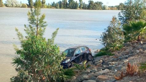 Un coche cae al río en La Puebla del Río