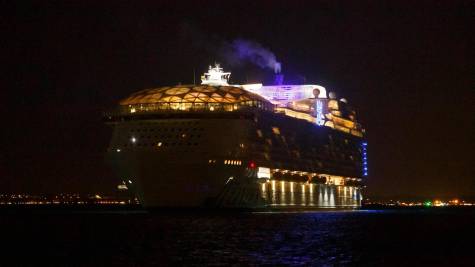 La increíble llegada del crucero más grande del mundo a Cádiz