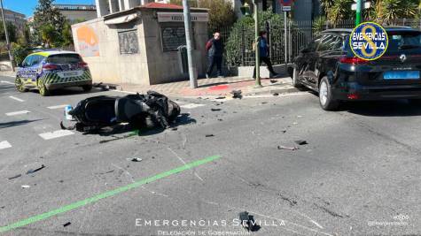 Dos heridos en una moto tras saltarse un VTC un semáforo en Sevilla