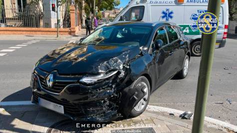 Dos heridos en una moto tras saltarse un VTC un semáforo en Sevilla