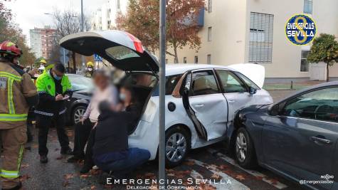 Aparatoso accidente con tres heridos en Sevilla capital