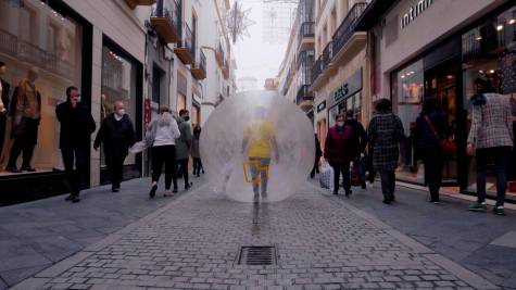 Un hombre en una burbuja se pasea por las calles de Sevilla