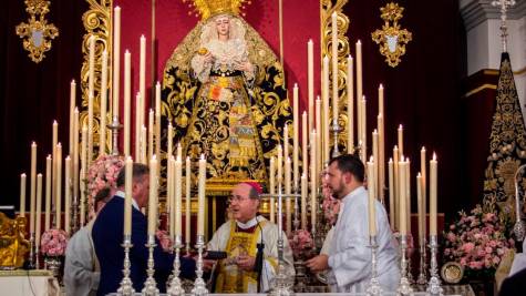 Monseñor Asenjo dona la cruz pectoral que le regaló la Estrella a la Virgen 