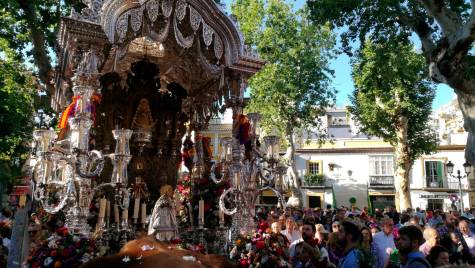Toda Sevilla se pone rumbo a la aldea del Rocío 