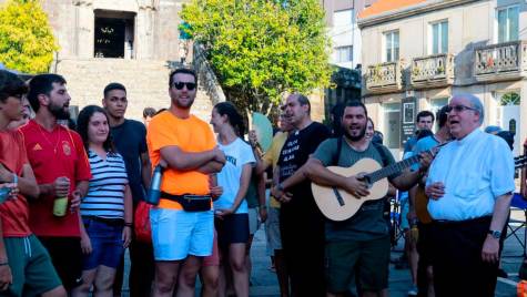 Los jóvenes peregrinos de Sevilla acuden a la novena de la Patrona
