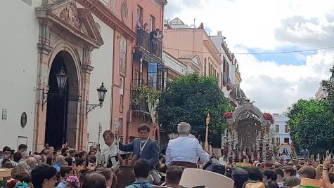 Sevilla ya camina fervorosa hacia el Rocío