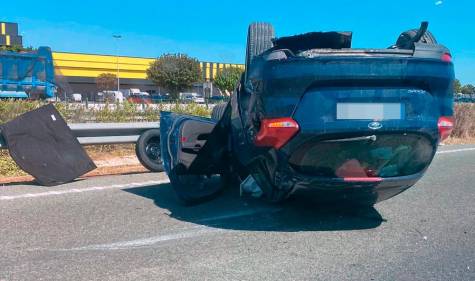 Un joven de 20 años salva la vida tras sufrir un espectacular accidente en la autovía Sevilla-Utrera
