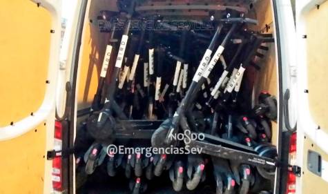 Denunciado por trasladar 72 patinetes adosados a una furgoneta por Sevilla