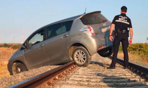 Un coche queda atrapado en la vía del tren en Palmas Altas