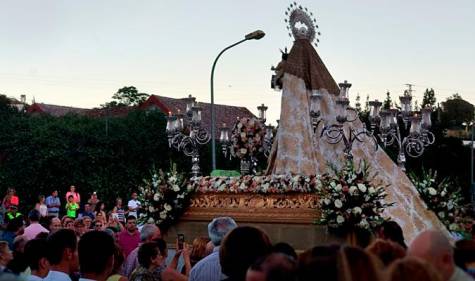 La Virgen del Carmen eclipsa la más hermosa noche cazallera
