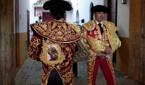 Morante de la Puebla dona su capote más preciado al Gran Poder