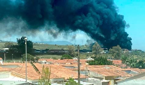 Extinguido el aparatoso incendio de un desguace en Málaga capital