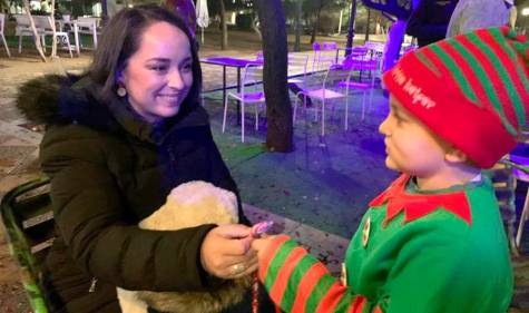 Un elfo solitario y solidario recorre Gerena en Nochebuena