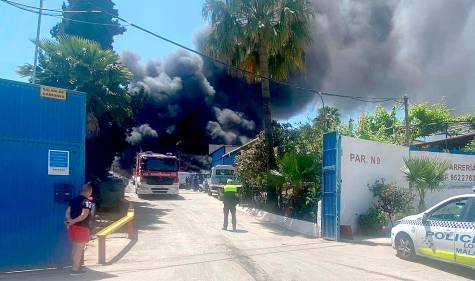 Extinguido el aparatoso incendio de un desguace en Málaga capital