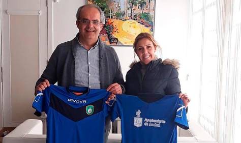 Arahal regala equipaciones deportivas a los niños saharauis