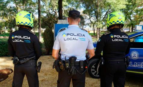 La Policía de Castilleja estrena uniformes con material recogido del mar