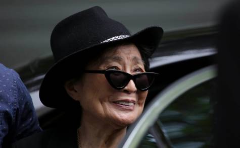 Los 90 años de Yoko Ono, sinónimo de vanguardia, pacifismo y viuda de Lennon