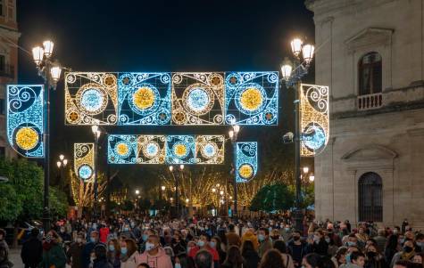 Sevilla se olvida de las penas y disfruta del alumbrado navideño