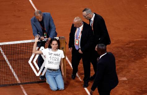 Una mujer se encadena a la red e interrumpe Roland Garros