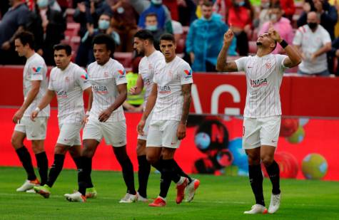 El Sevilla no duda y se asienta en la cabeza de La Liga (2-0)