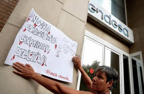 Vecinos de Sevilla protestan ante Endesa para exigir una solución a los cortes de luz