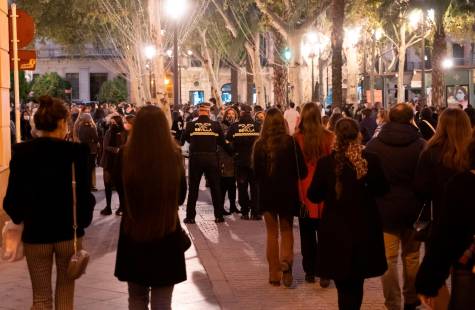 Sevilla se olvida de las penas y disfruta del alumbrado navideño