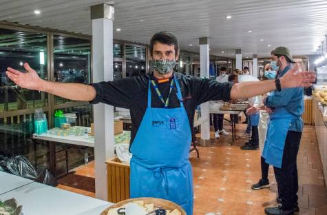 Vuelven los Chefs Azules con su cocina solidaria