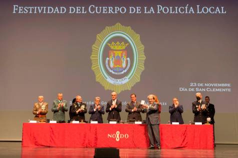 La Macarena es condecorada con la cruz al mérito de la Policía Local