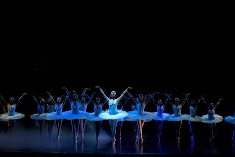 El ‘Lago de los cisnes’ regresa al Maestranza de la mano del Aalto Ballett Essen