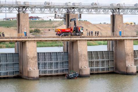 Los bomberos rescatan el cadáver del conductor precipitado al río en Alcalá
