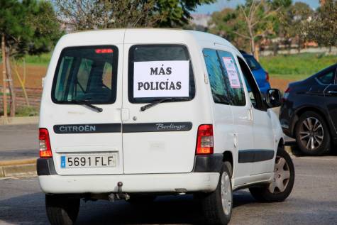 Una caravana de coches pide en Montequinto más presencia policial