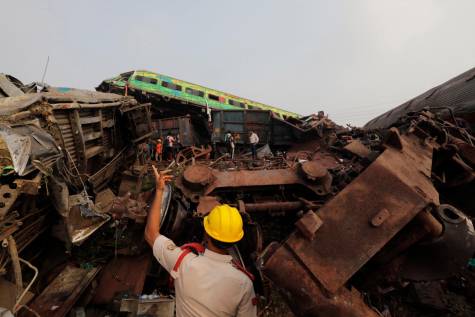 Al menos 261 muertos y 900 heridos en un choque entre trenes en el este de India