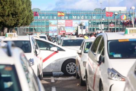 Miles de taxistas obligan a los Reyes a entrar en Fitur por un lateral