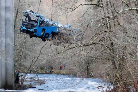 Logran izar el autobús que cayó al río en Pontevedra